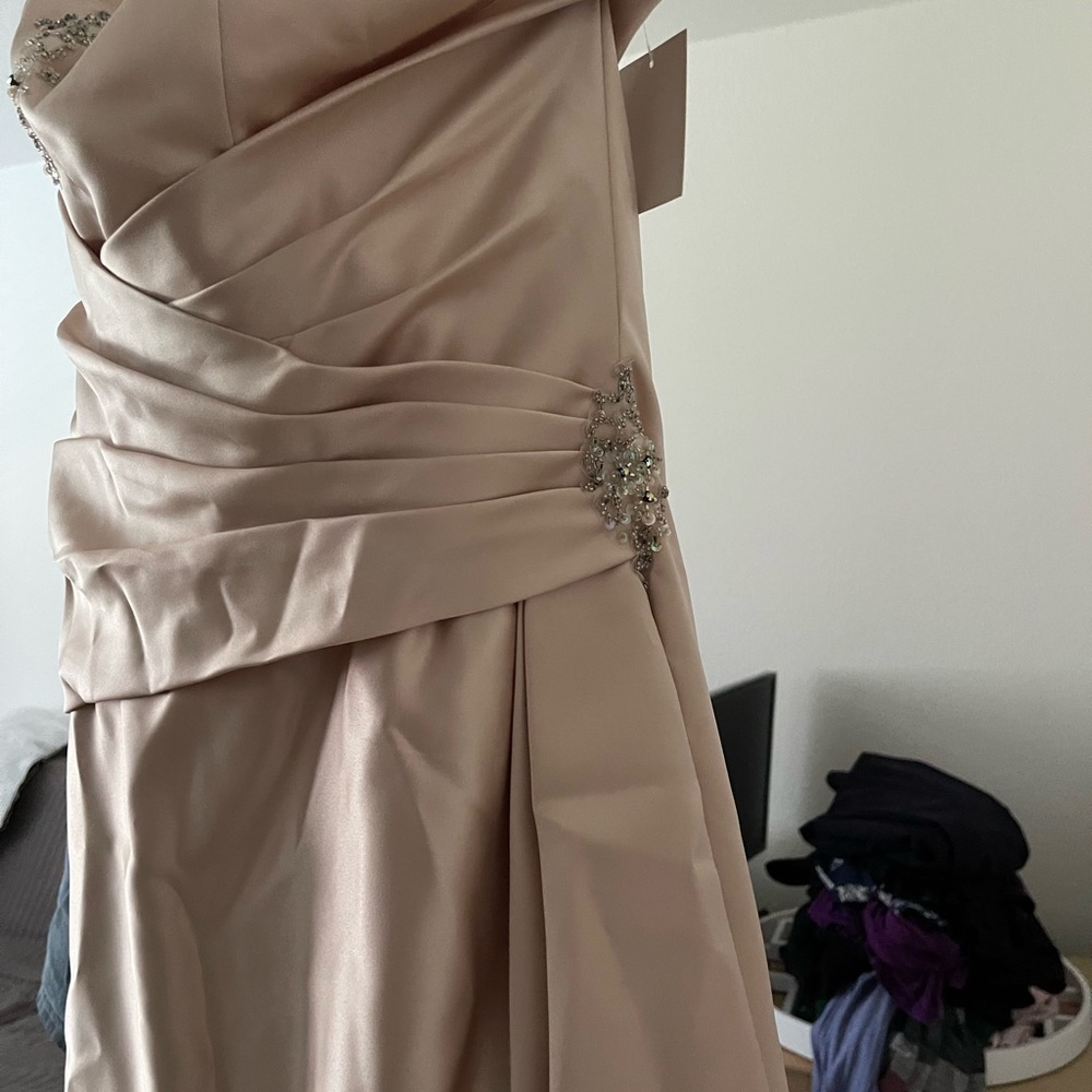 Women’s wedding Halter dress size 18 crème color never been worn.